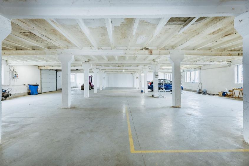 Spațiu industrial, de 330 mp, în Vest