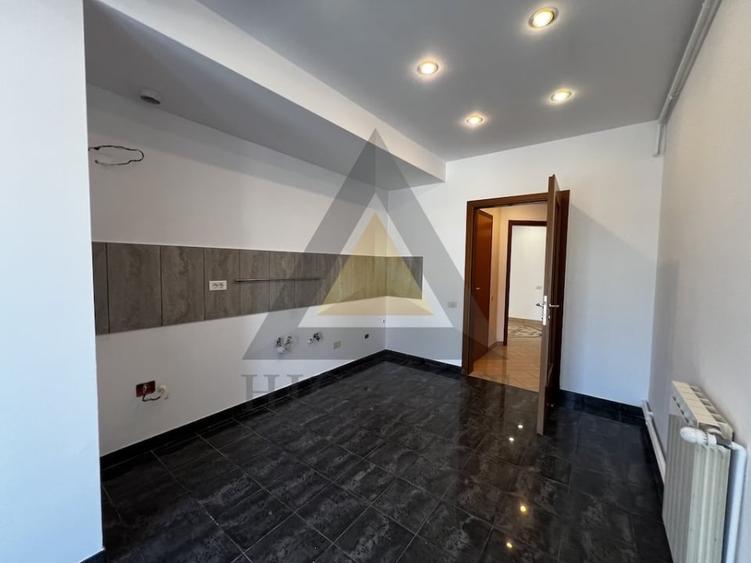 Apartament cu 4 camere decomandat în Primăverii
