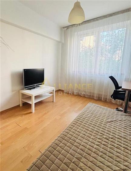 Apartament cu 3 camere decomandat în Tineretului