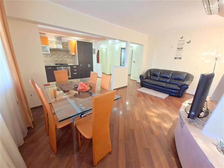 Apartament cu 3 camere decomandat în 9 Mai
