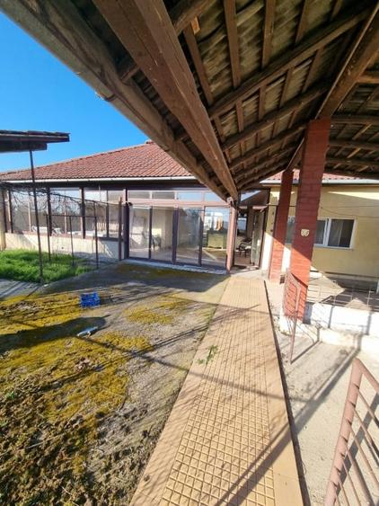 Casă individuală cu 8 camere cu Canalizare în Păulești
