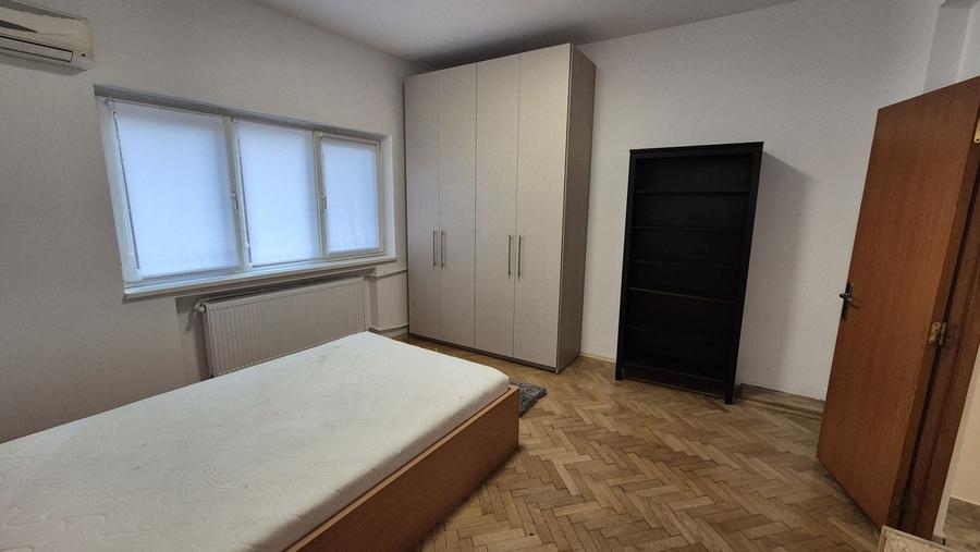 Apartament cu 3 camere semidecomandat în Universitate