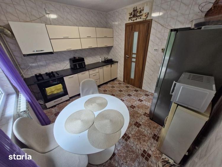 Apartament cu 3 camere decomandat în Vitan