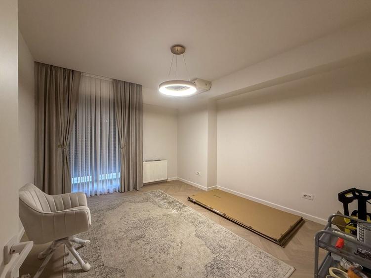 Apartament cu 4 camere semidecomandat în Herăstrău