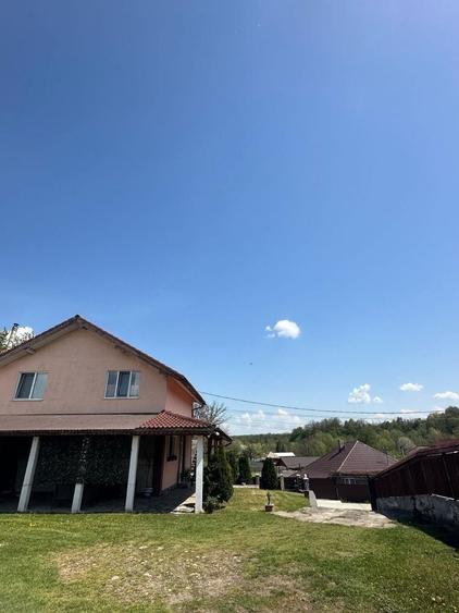 Casă cu 4 camere în Borlești
