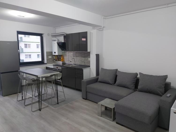 Apartament cu 2 camere decomandat în Tractorul