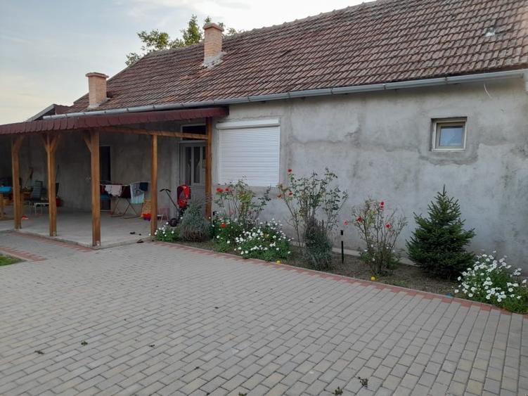 Casă individuală cu 4 camere cu Teren 1400 Mp în Șimand