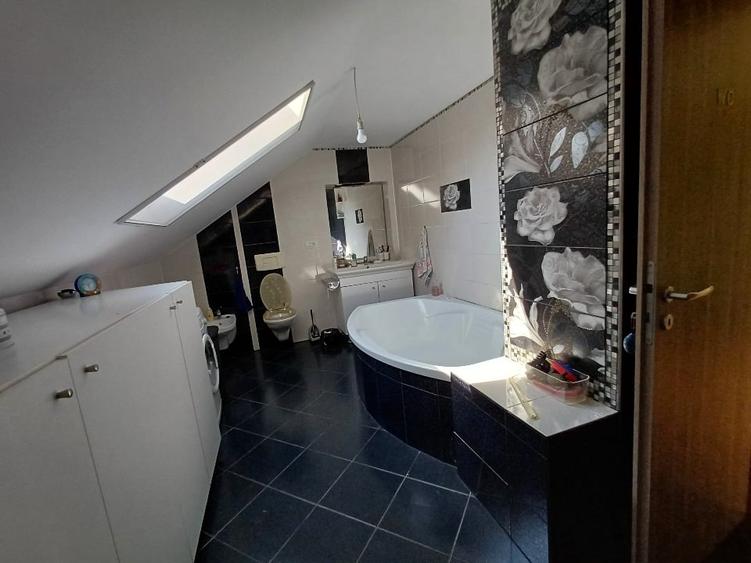 Casă individuală cu 11 camere cu Canalizare în Central