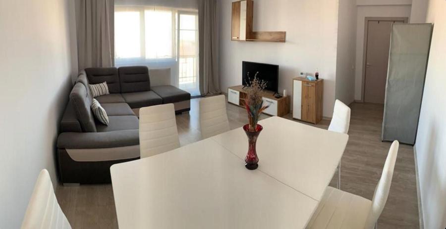 Apartament cu 3 camere decomandat în Titan