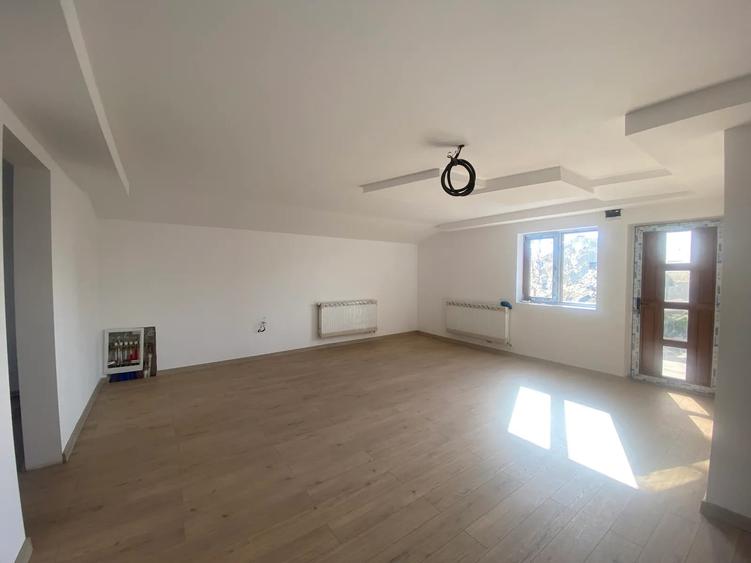Casă cu 5 camere decomandat cu Teren 300 Mp în Valu lui Traian