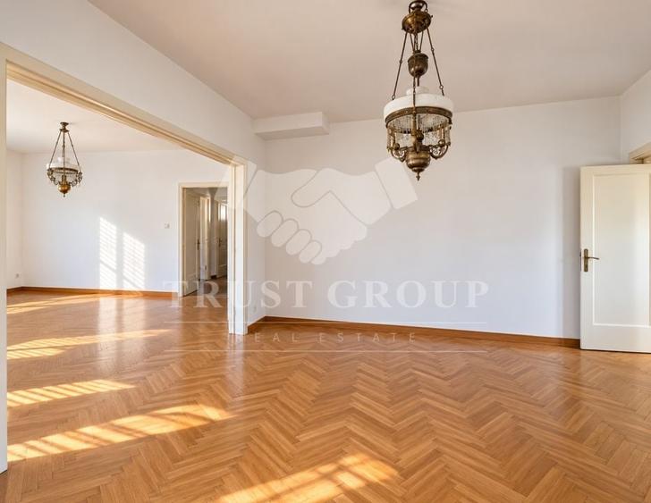 Apartament cu 5 camere semidecomandat în Vatra Luminoasă