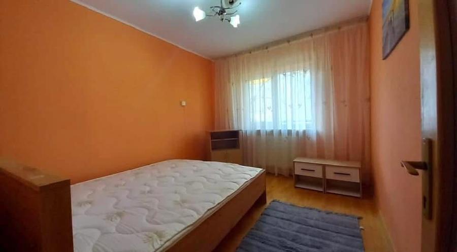 Apartament cu 3 camere decomandat în Nicolina