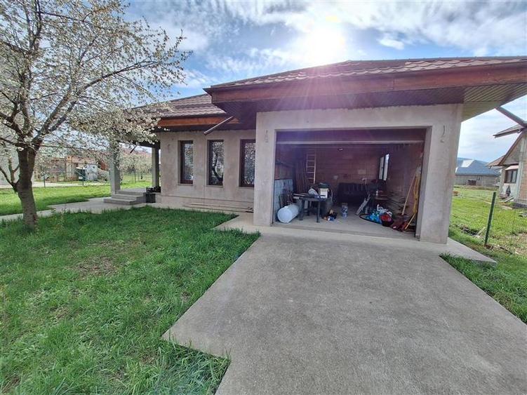 Casă individuală cu 4 camere cu Teren 1000 Mp în 9 Mai