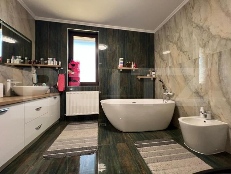 Casă individuală cu 4 camere cu Piscina în Sânmartin