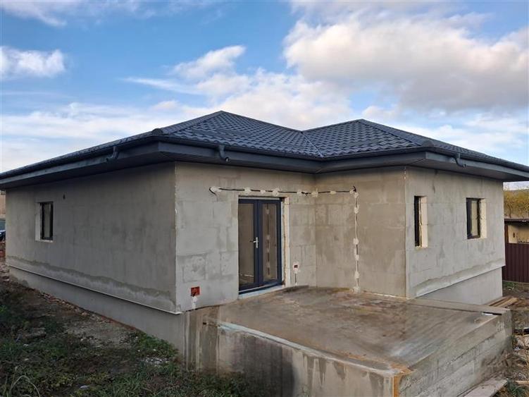 Casă individuală cu 4 camere cu Canalizare în Aeroport