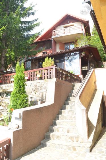 Casă individuală cu 8 camere cu Garaj în Central
