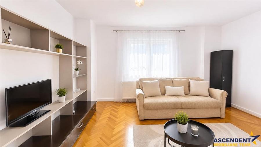 Apartament cu 3 camere semidecomandat în Centrul Civic