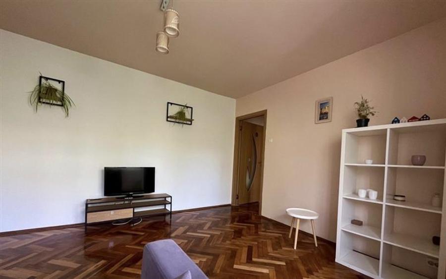 Apartament cu 3 camere semidecomandat, mobilat în Circumvalațiunii