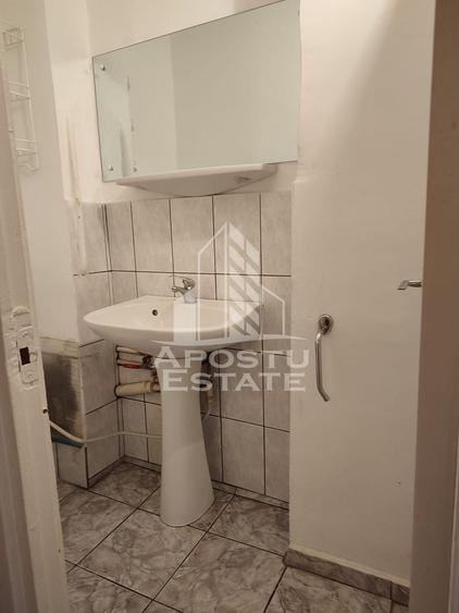 Apartament cu 3 camere decomandat, mobilat în Lipovei
