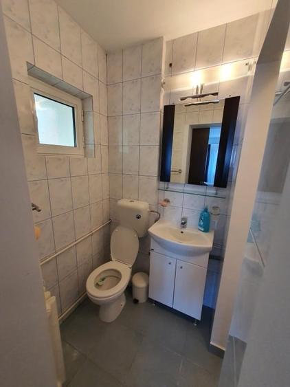 Apartament cu 3 camere semidecomandat, mobilat în Barbu Văcărescu