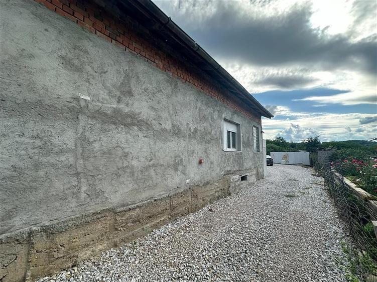 Casă individuală cu 3 camere cu Teren 1438 Mp în Central