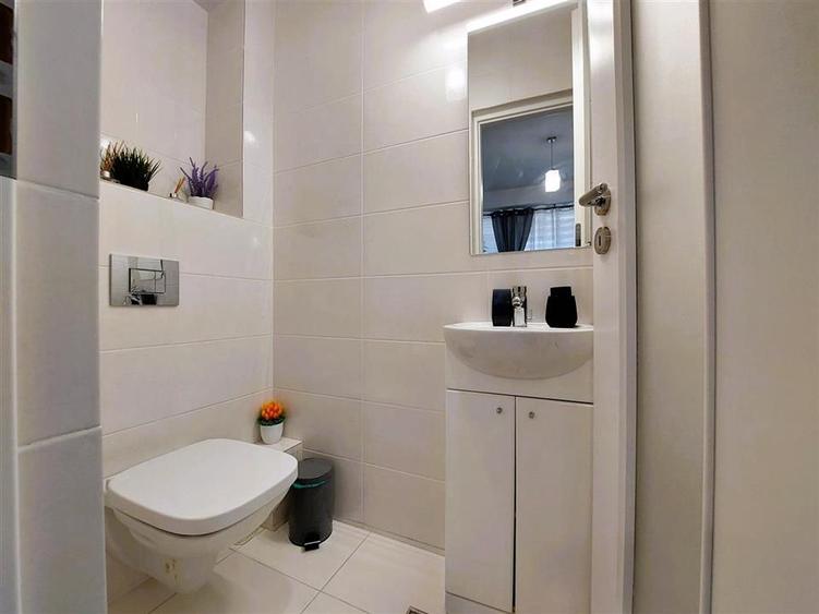 Apartament cu 3 camere decomandat, mobilat în Central