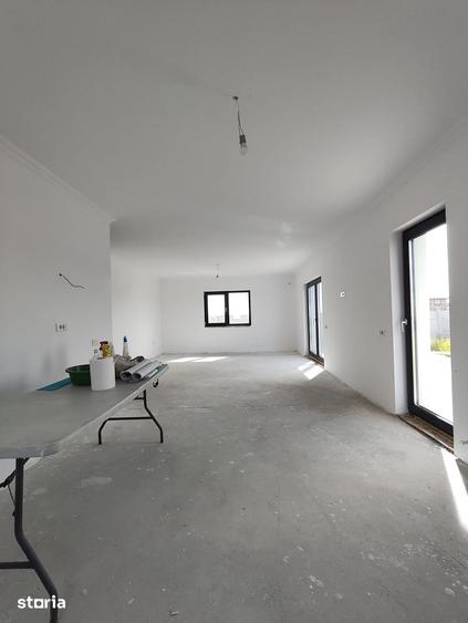 Casă cu 4 camere cu Teren 500 Mp în Săbăreni