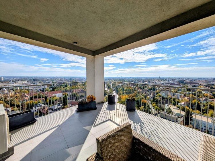Penthouse cu 4 camere, mobilat în Central