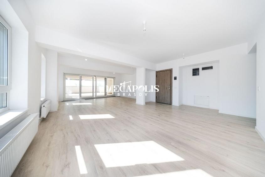 Penthouse cu 4 camere decomandat în Noua