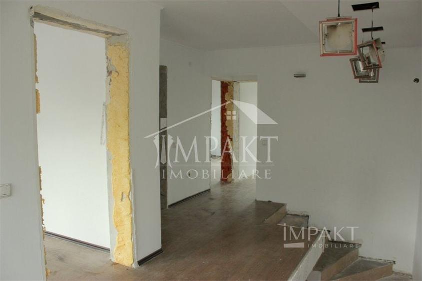 Casă individuală cu 7 camere decomandat cu Canalizare în Andrei Mureșanu