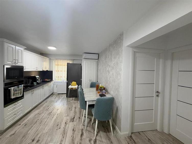 Apartament cu 3 camere decomandat în Valenta