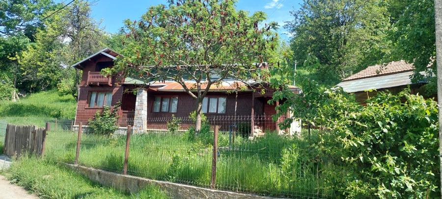 Casă individuală cu 2 camere cu Teren 1745 Mp în Comarnic