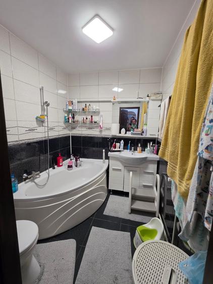 Apartament cu 3 camere semidecomandat în Dristor