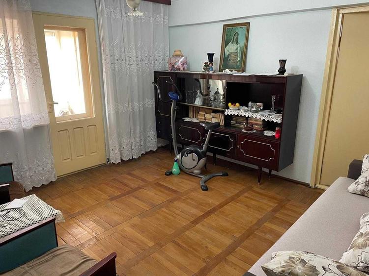 Apartament cu 3 camere semidecomandat în Exterior Vest