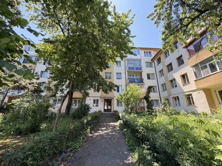 Apartament cu 2 camere semidecomandat în Frații Golești