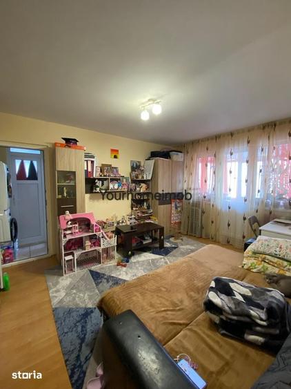 Apartament cu 3 camere semidecomandat în Craiovița Nouă