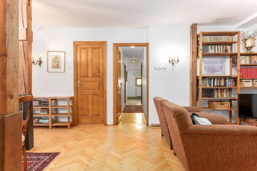 Apartament cu 3 camere semidecomandat, mobilat în P-ța Victoriei