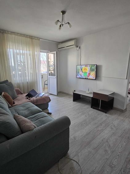 Apartament cu 4 camere semidecomandat în Exterior Vest