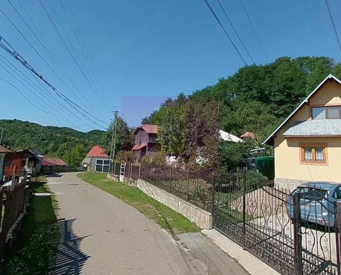 Casă cu 3 camere cu Teren 3410 Mp în Aluniș