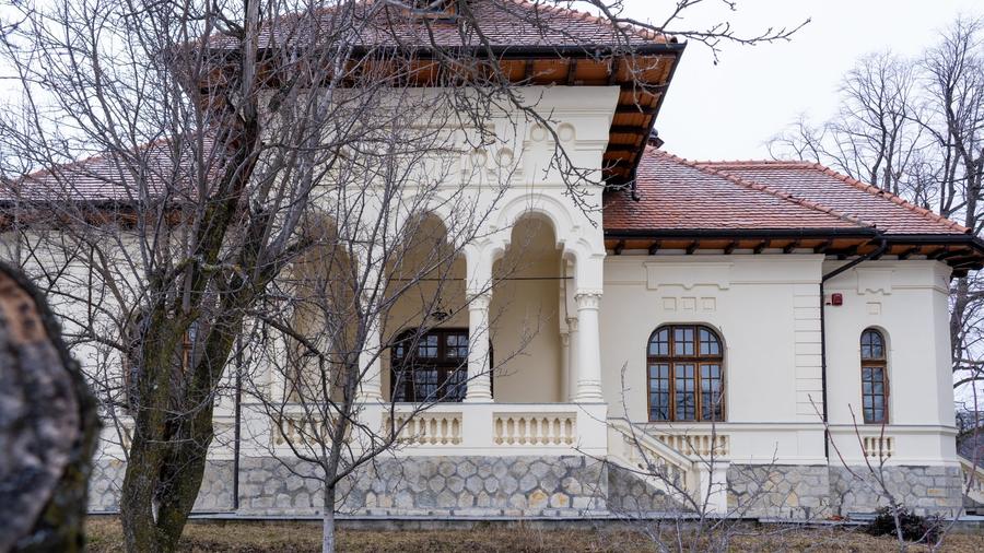 Casă individuală cu 10 camere cu Canalizare în Ultracentral
