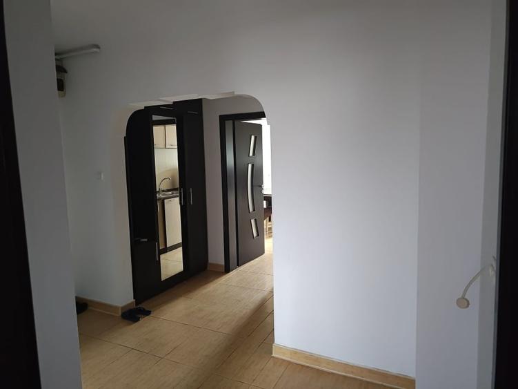 Apartament cu 3 camere decomandat, mobilat în Dacia