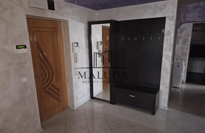Apartament cu 3 camere decomandat în Calea București
