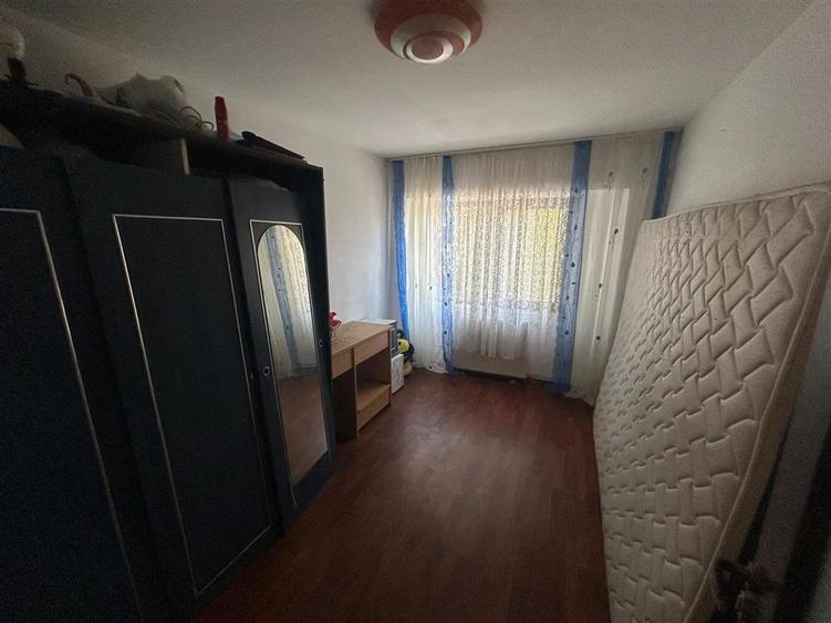 Apartament cu 4 camere decomandat în Brăilei