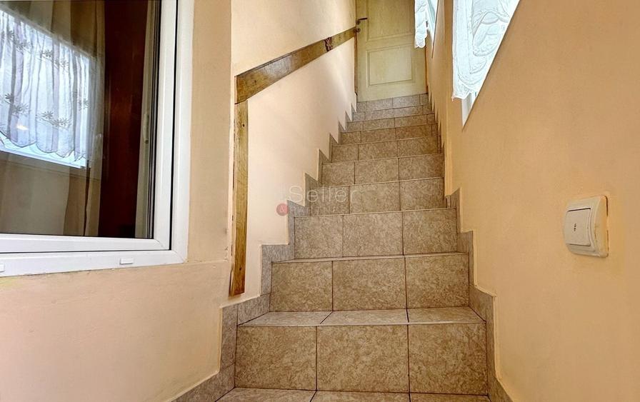 Casă individuală cu 9 camere cu Canalizare în Schei