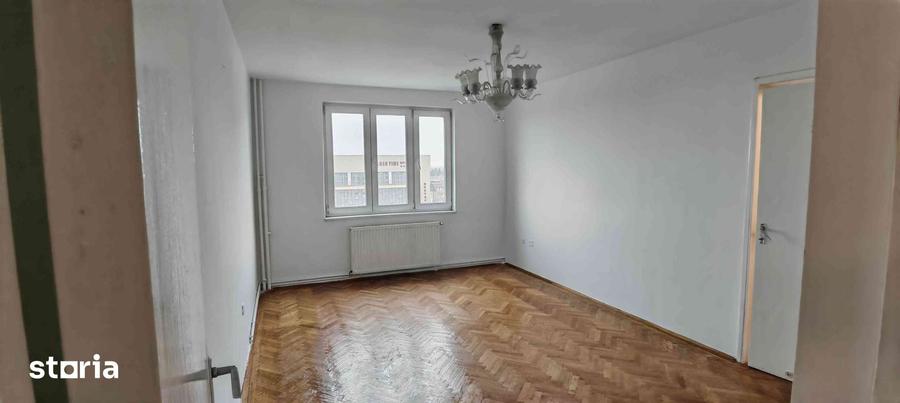 Apartament cu 3 camere decomandat în Astra