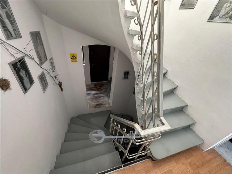 Casă cu 11 camere cu Teren 512 Mp în Târgu Cucu