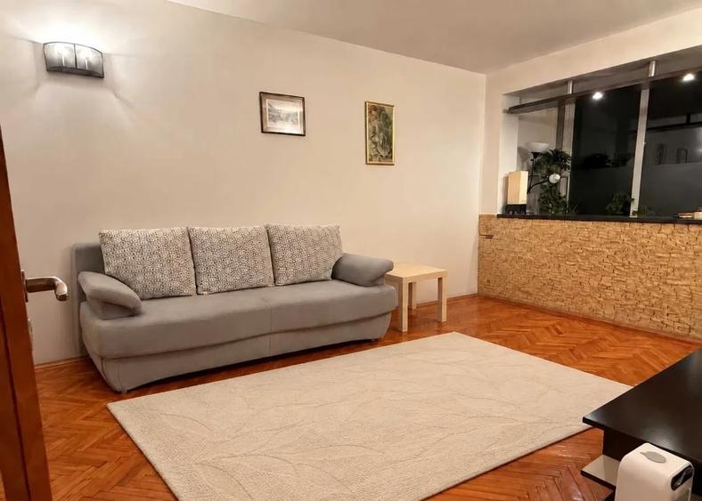 Apartament cu 3 camere decomandat, mobilat în Berceni