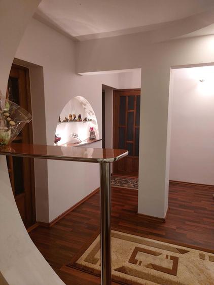 Apartament cu 3 camere decomandat în Petros