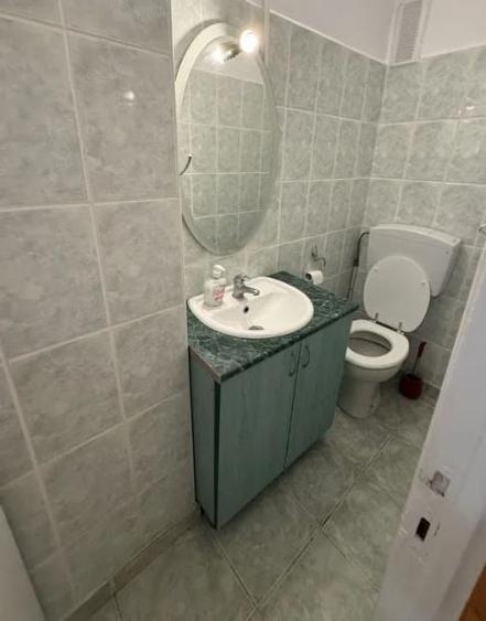 Apartament cu 3 camere decomandat, mobilat în Costin Georgian