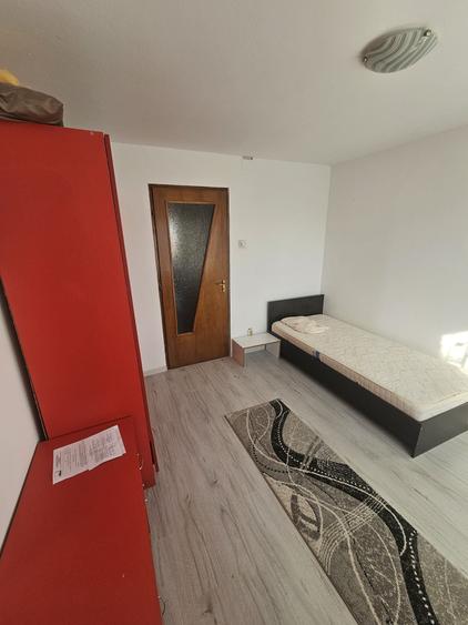 Apartament cu 3 camere decomandat în Uiești